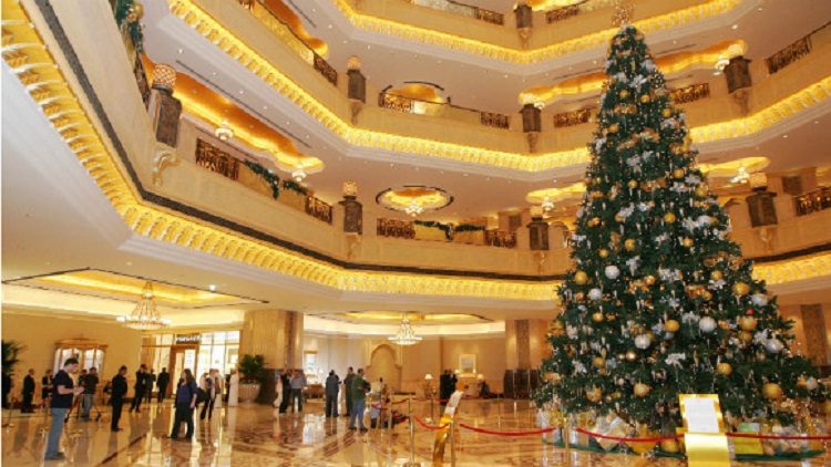 C&acirc;y th&ocirc;ng đặt trong sảnh ch&iacute;nh kh&aacute;ch sạn