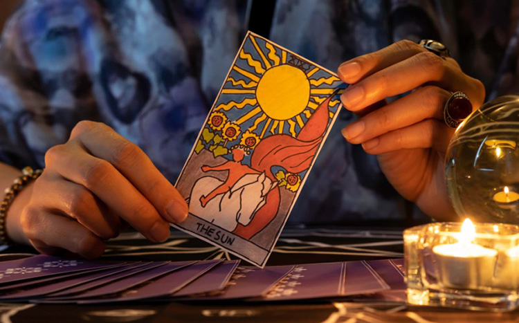 Ti&ecirc;n tri bằng b&oacute;i b&agrave;i Tarot liệu c&oacute; đ&uacute;ng kh&ocirc;ng?