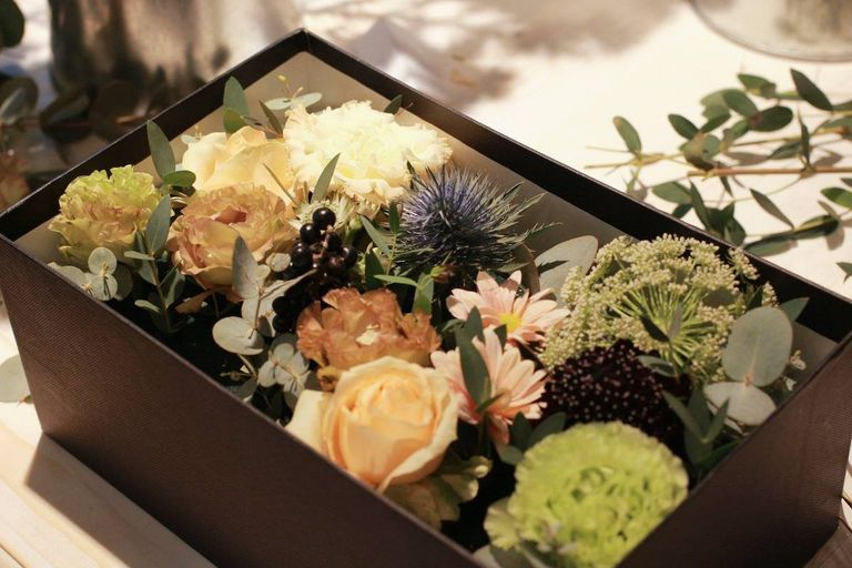 Tự tay thiết kế một hộp qu&agrave; đầy hoa tươi 