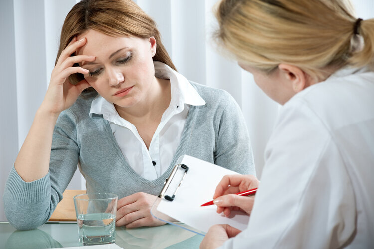 T&igrave;m kiếm sự gi&uacute;p đỡ của b&aacute;c sĩ, chuy&ecirc;n gia t&acirc;m l&yacute; cũng l&agrave; c&aacute;ch kiềm chế cảm x&uacute;c hiệu quả