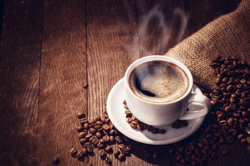 Uống c&agrave; ph&ecirc; cũng l&agrave; c&aacute;ch chống buồn ngủ hiệu quả
