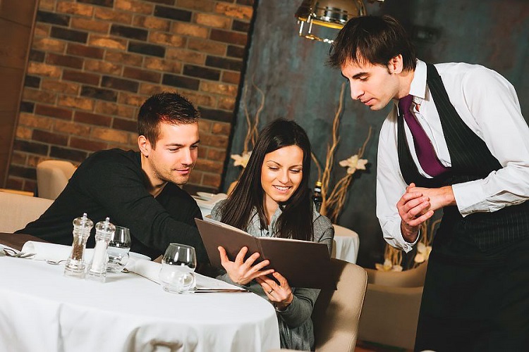 Waiter là gì? Những kĩ năng cơ bản cần thiết mà một phục vụ bàn phải có