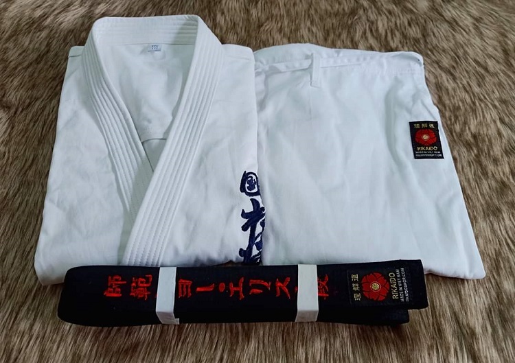 Nắm giữ đai đen Karate