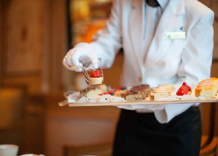 Lưu &yacute; khi phục vụ v&agrave; tham gia tiệc Canape l&agrave; g&igrave;?
