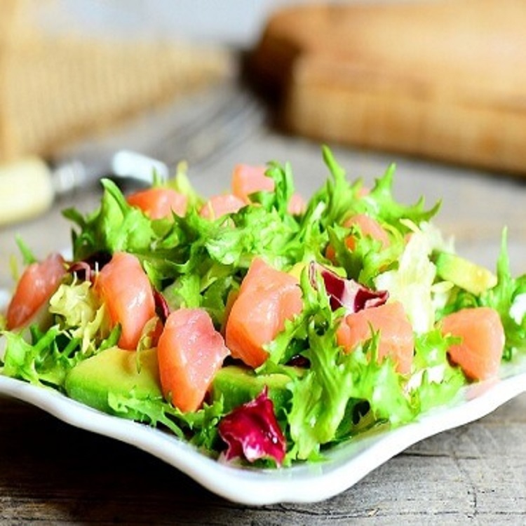 Gỏi salad c&aacute; hồi độc đ&aacute;o