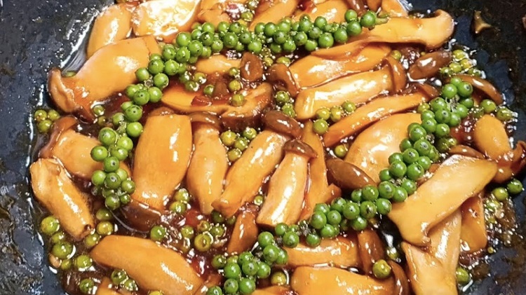 Cách chế biến đùi gà kho tiêu xanh