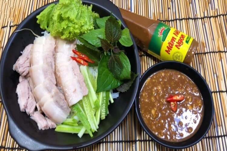 Thịt luộc chấm mắm n&ecirc;m