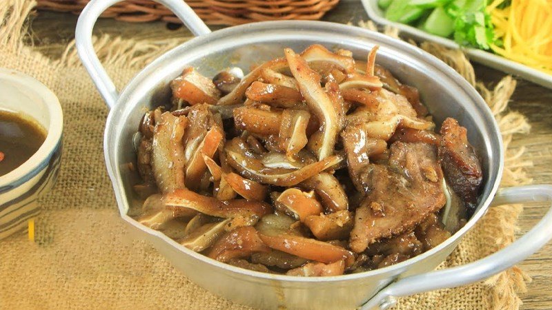 Ph&aacute; lấu tai heo cũng kh&aacute; th&uacute; vị m&agrave; c&aacute;c bạn n&ecirc;n thử