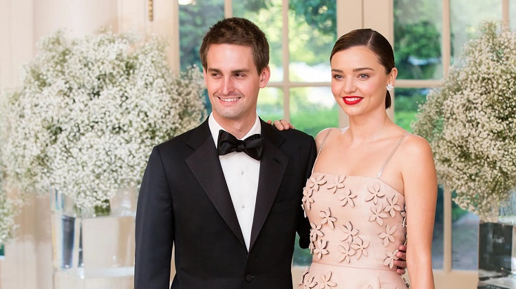 Ch&agrave;ng doanh nh&acirc;n trẻ Evan Spiegel v&agrave; Miranda Kerr