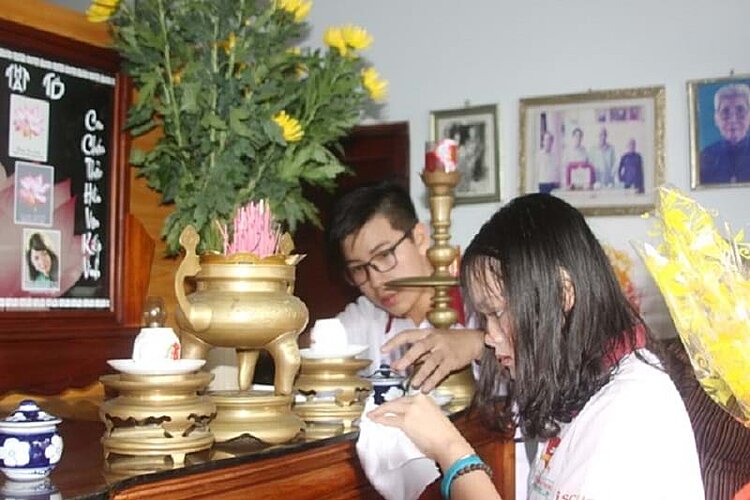 Vật dụng để lau dọn b&agrave;n thờ gia ti&ecirc;n