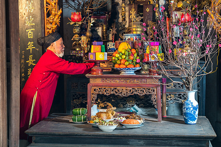 C&aacute;c bước lau dọn b&agrave;n thờ ng&agrave;y Tết