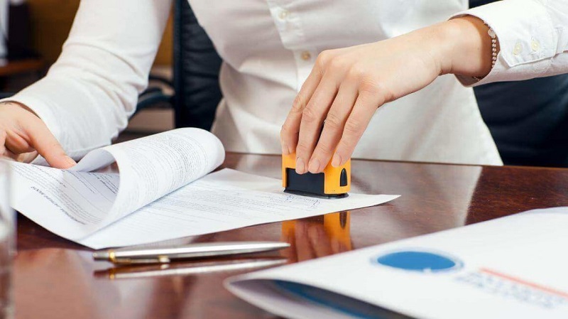 Hồ sơ xin việc c&oacute; bắt buộc cần c&ocirc;ng chứng kh&ocirc;ng?