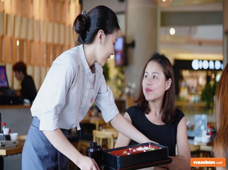 nhan vien phuc vu quan cafe