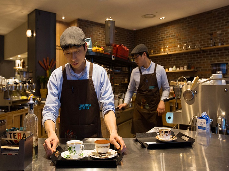 nhan vien phuc vu quan cafe