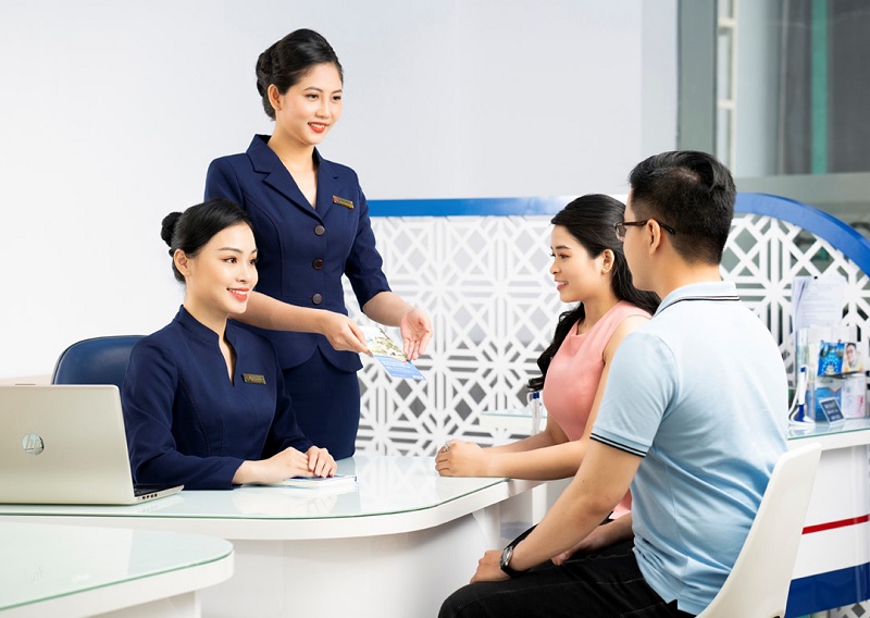 Trang phục của một giao dịch vi&ecirc;n ng&acirc;n h&agrave;ng