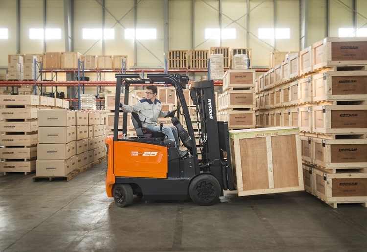 Mô tả công việc nhân viên lái xe nâng và mức lương hiện nay