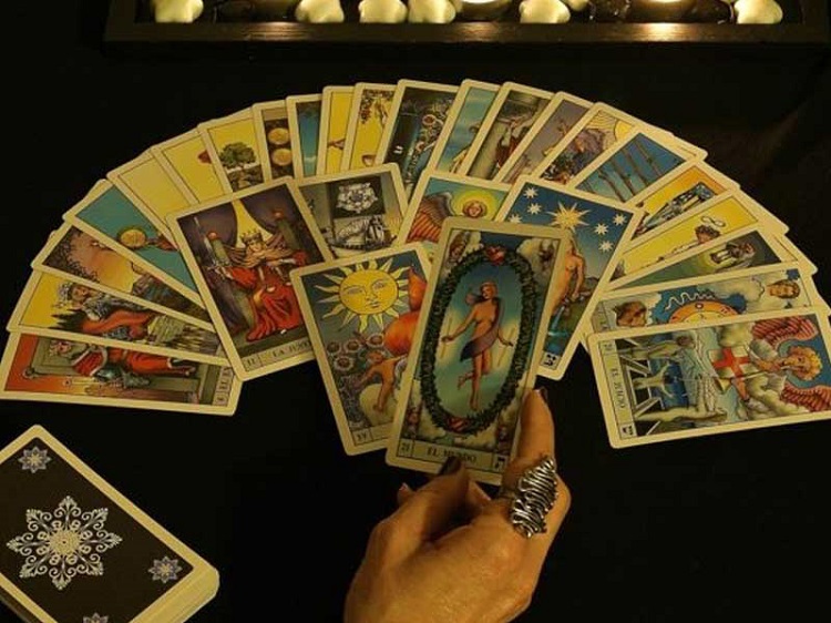 C&aacute;ch đặt c&acirc;u hỏi cho Reader khi b&oacute;i t&igrave;nh y&ecirc;u bằng b&agrave;i Tarot