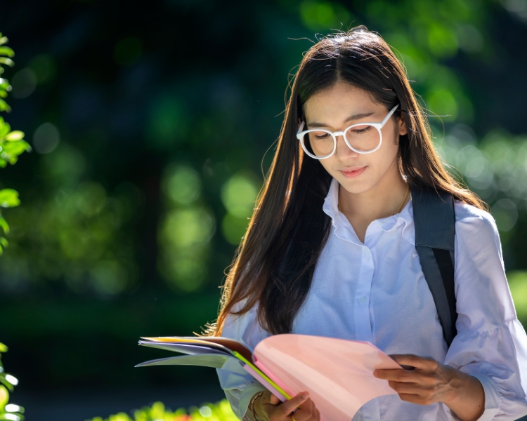 Nữ nên học ngành gì? Top 10+ ngành học lương cao, dễ xin việc đối với nữ