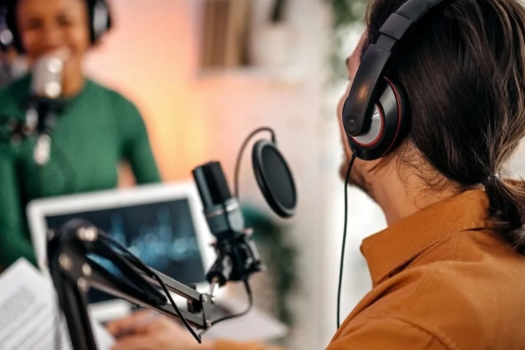 Podcast là gì? Hướng dẫn xây kênh podcast đơn giản, hiệu quả